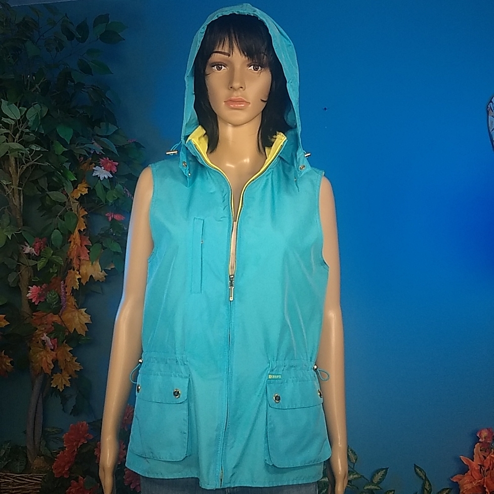 Chaps reversible rain vest w retractable hood Size M/L